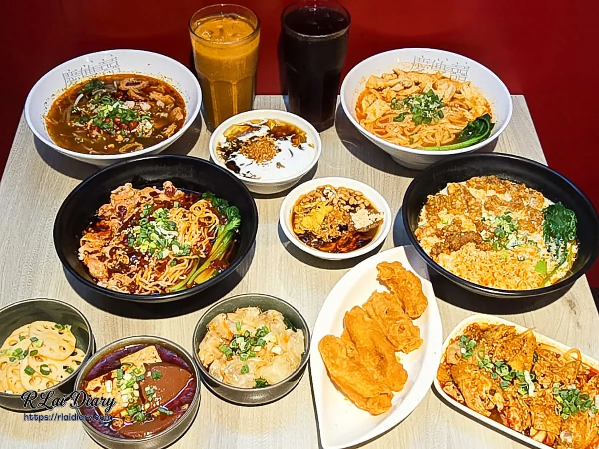 慶雙囍重慶小麵．酸辣粉 漢口店餐點合照：擺滿桌面的豐盛川味饗宴