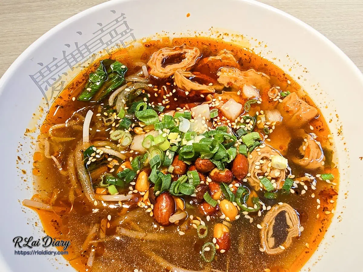 白瓷陶碗盛裝的招牌重慶酸辣粉佐香滷肥腸全貌