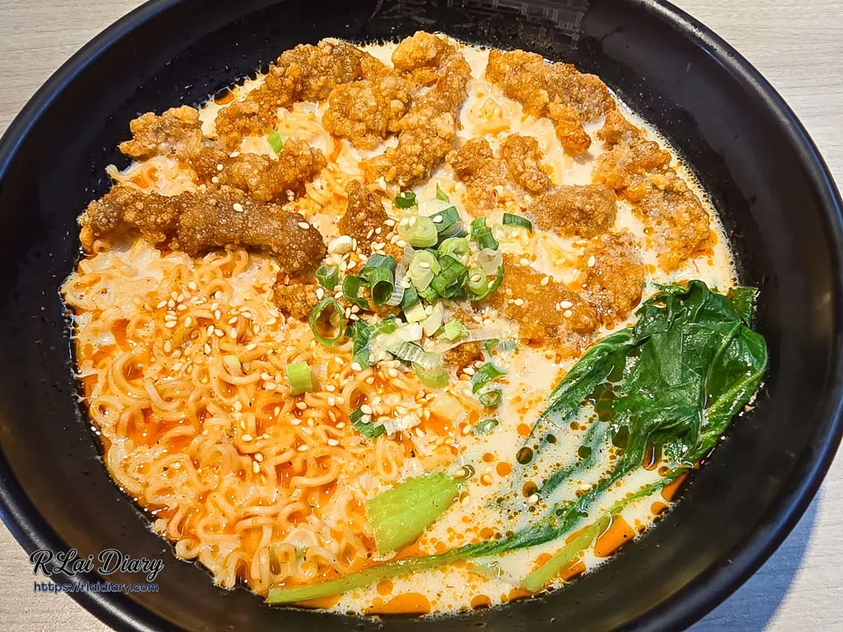 剛柔並濟的重慶麻奶麵，搭配秘製酥肉與王子麵