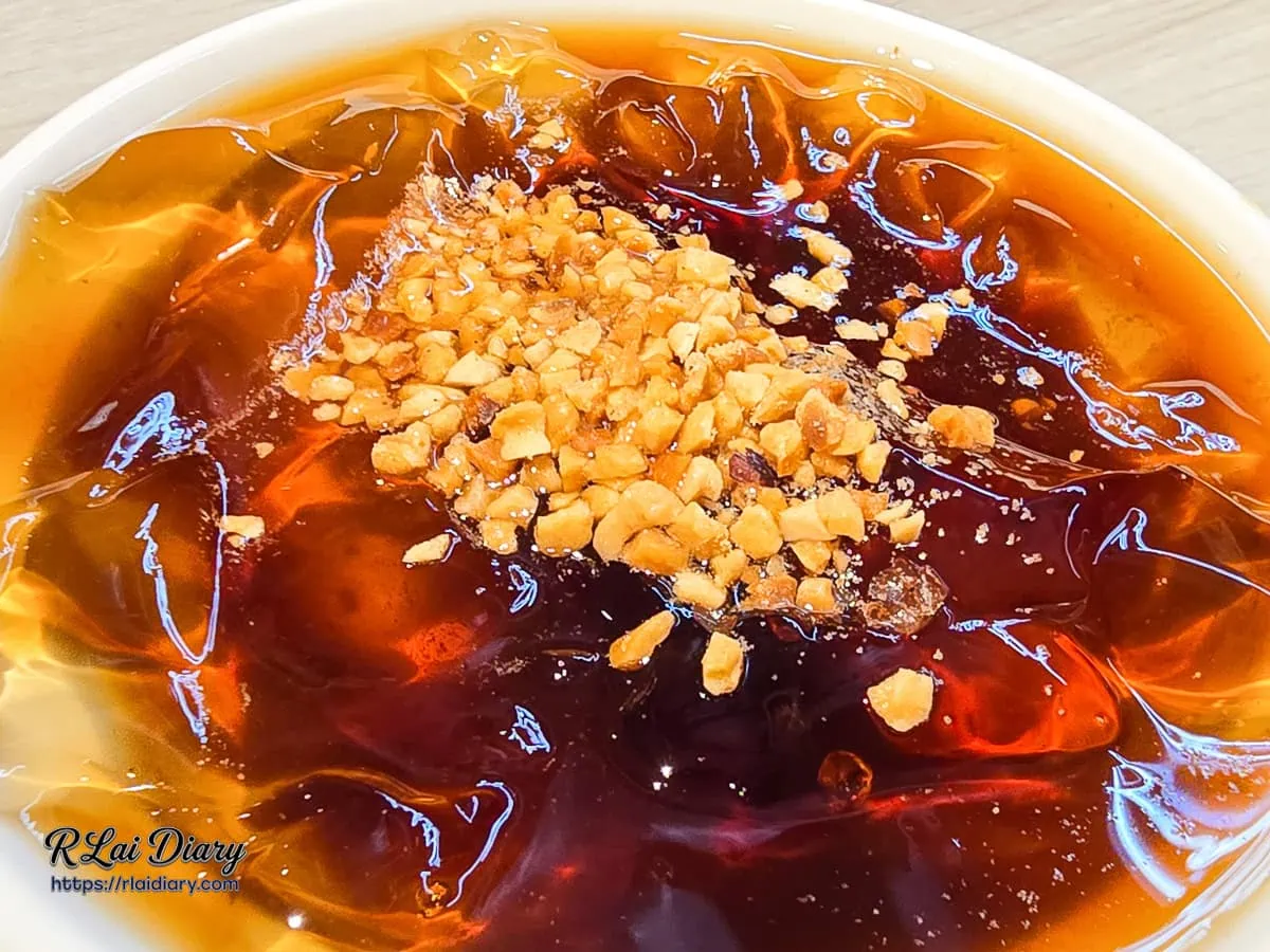晶瑩剔透、淋滿古早味黑糖蜜的原味重慶甜冰粉