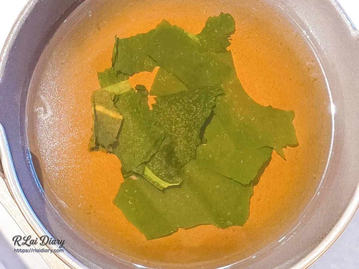 初暖鍋物經典暖心昆布鍋，金黃澄澈的高湯與厚實翠綠昆布