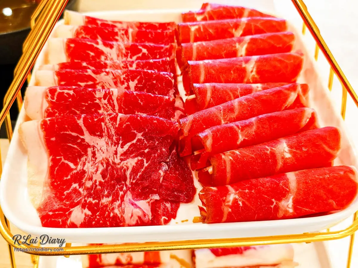 牛牛雙人套餐上層配置，包含細緻霜降牛與紮實背肩牛肉