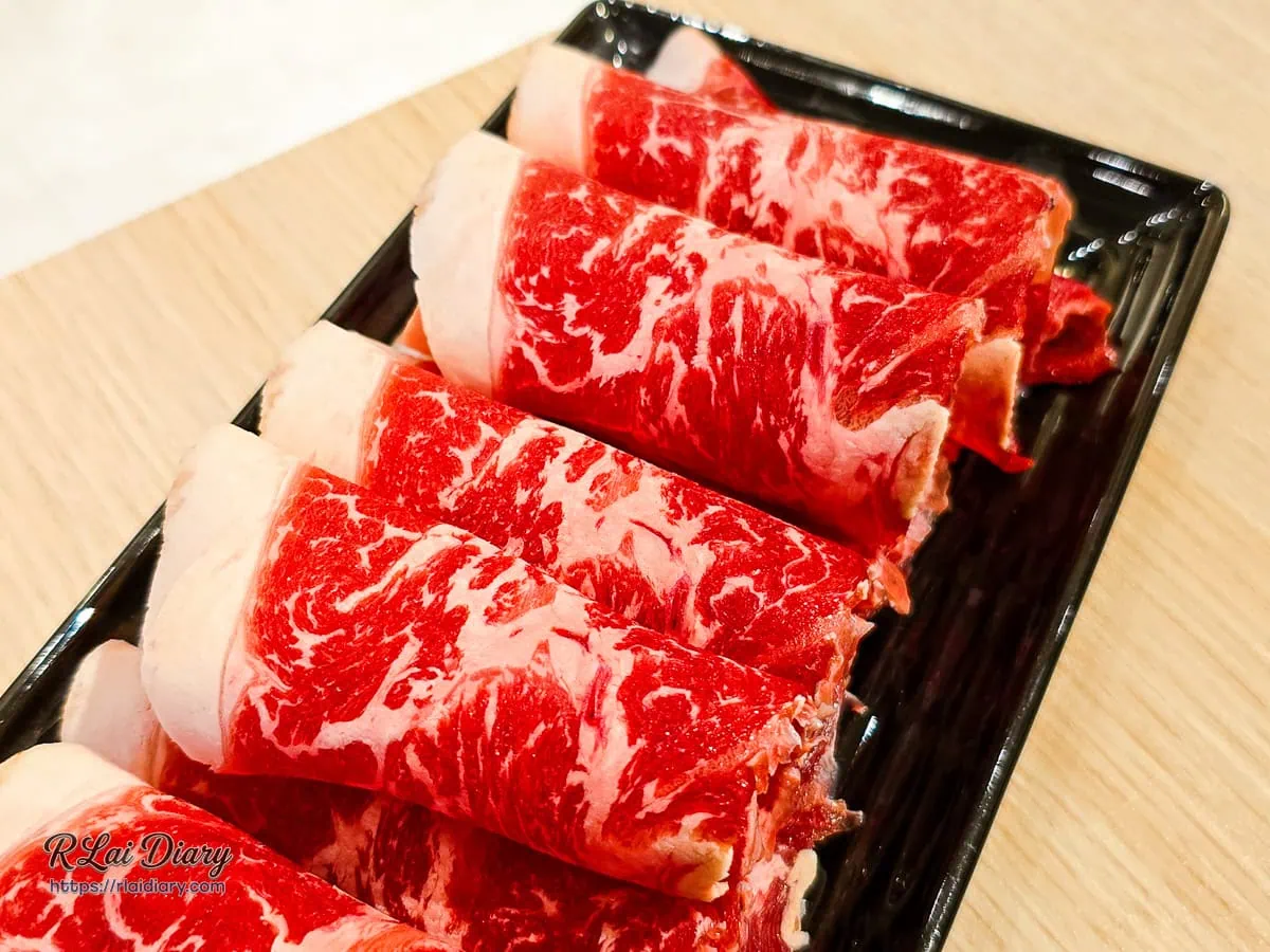 適合輕涮高湯的初暖鍋物頂級霜降牛肉盤，散發純粹牛肉鮮甜