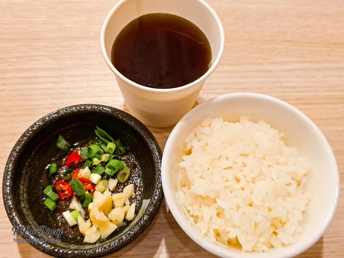 無限供應的晶瑩白飯、獨家特調蔥蒜醬料與古早味冰涼紅茶