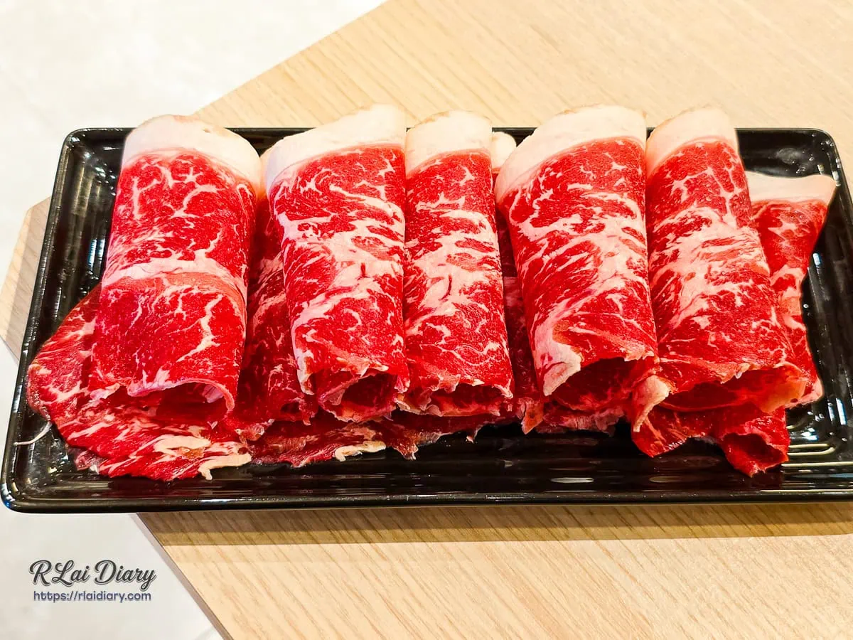 初暖鍋物精選霜降牛肉，呈現如大理石般斑斕的細緻網狀油花