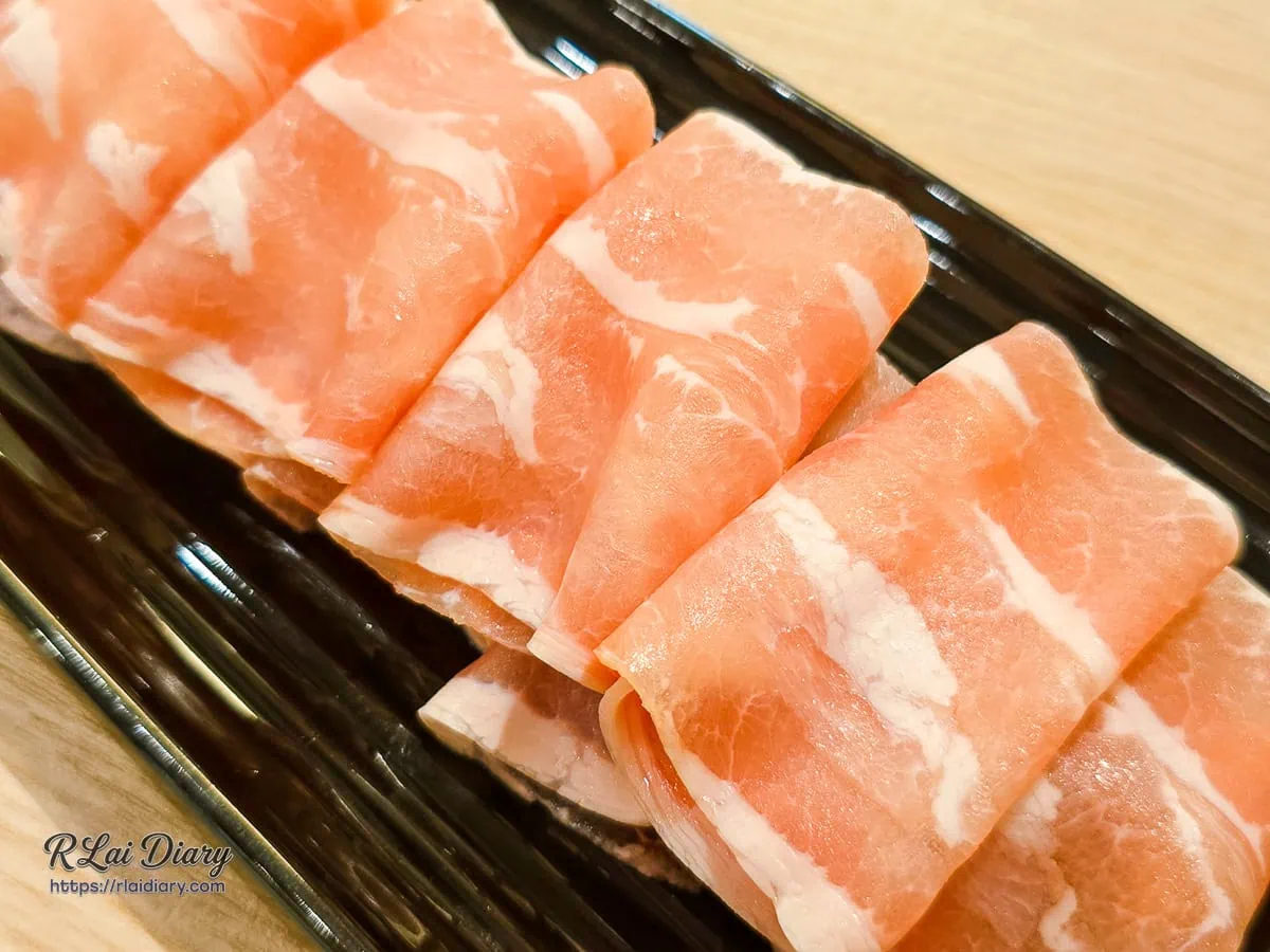 粉紅肉質與均勻油花交錯的梅花豬肉片，口感Q彈無腥味