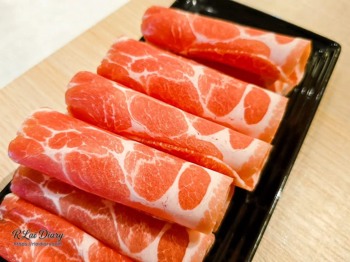 毫無羶味、肉質細膩柔嫩的雪花羊肉盤，初暖鍋物羊肉推薦