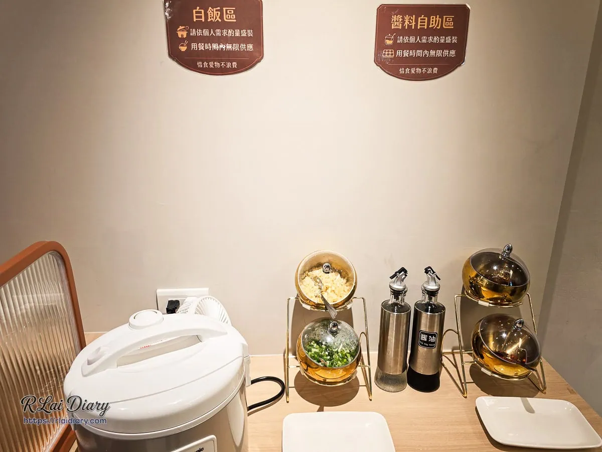 初暖鍋物白飯與醬料自助區，提供質感單人火鍋用餐體驗