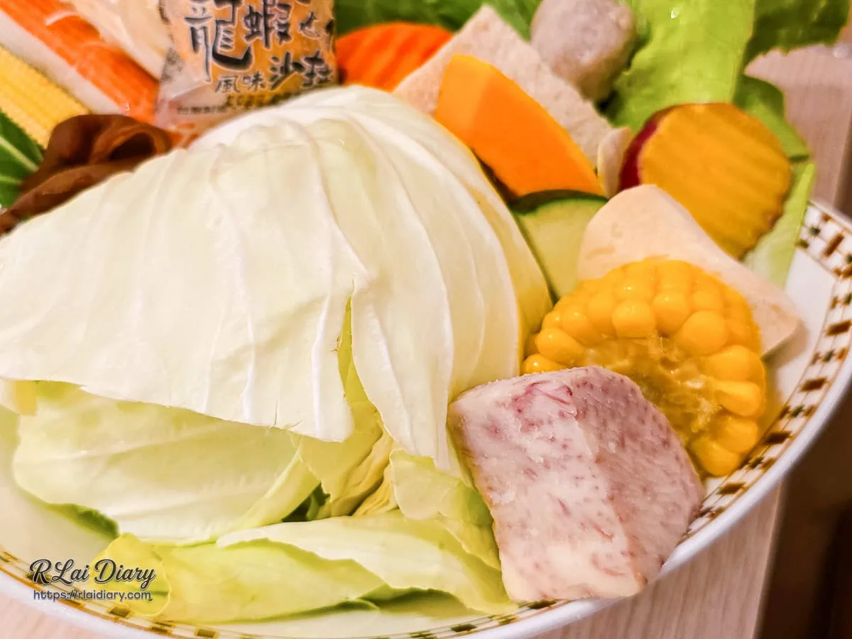 菜盤中極具乾淨感的乳白高麗菜、帶皮芋頭與飽滿金黃玉米