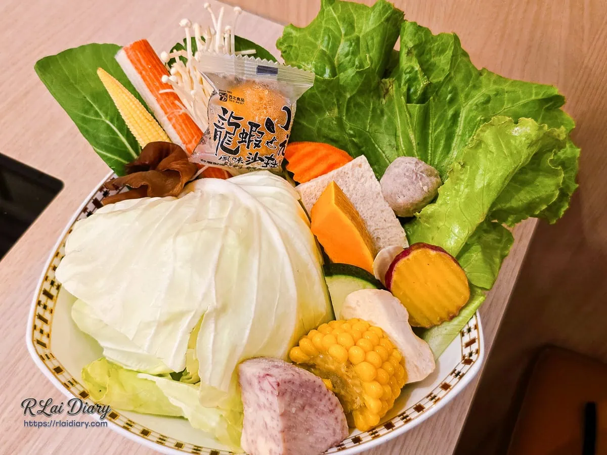 盛裝滿載大地色澤與新鮮時蔬的初暖鍋物無火鍋料綜合菜盤