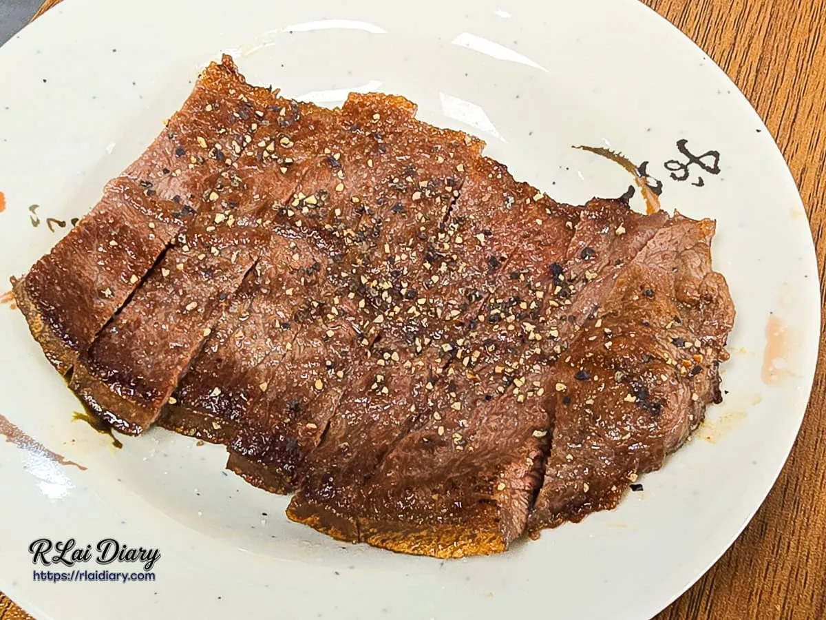 有飯食光好吃加點推薦：表面撒滿黑胡椒粒、具備完美炙烤梅納反應的單點嫩肩牛排