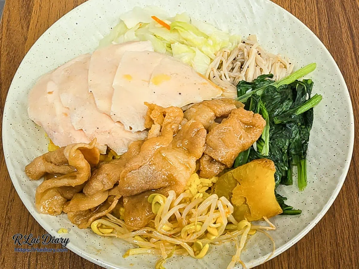 有飯食光雙饗食光餐盒：醬燒豬梅花拼椒鹽雞胸雙主菜搭配薑黃飯與豐富季節配菜