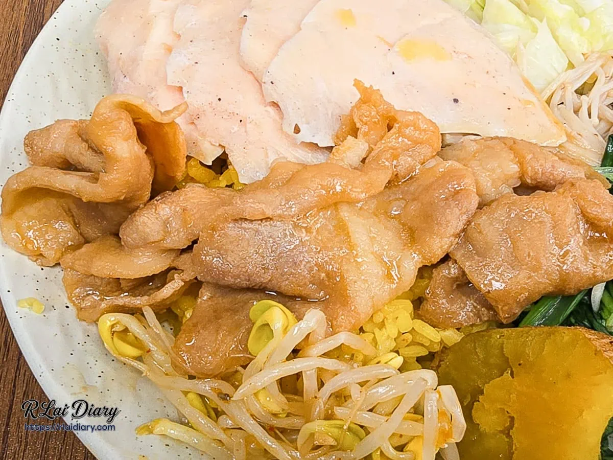 有飯食光健康便當鮮嫩醃製入味、鹹甜交織帶琥珀色澤的醬燒豬梅花肉片近照