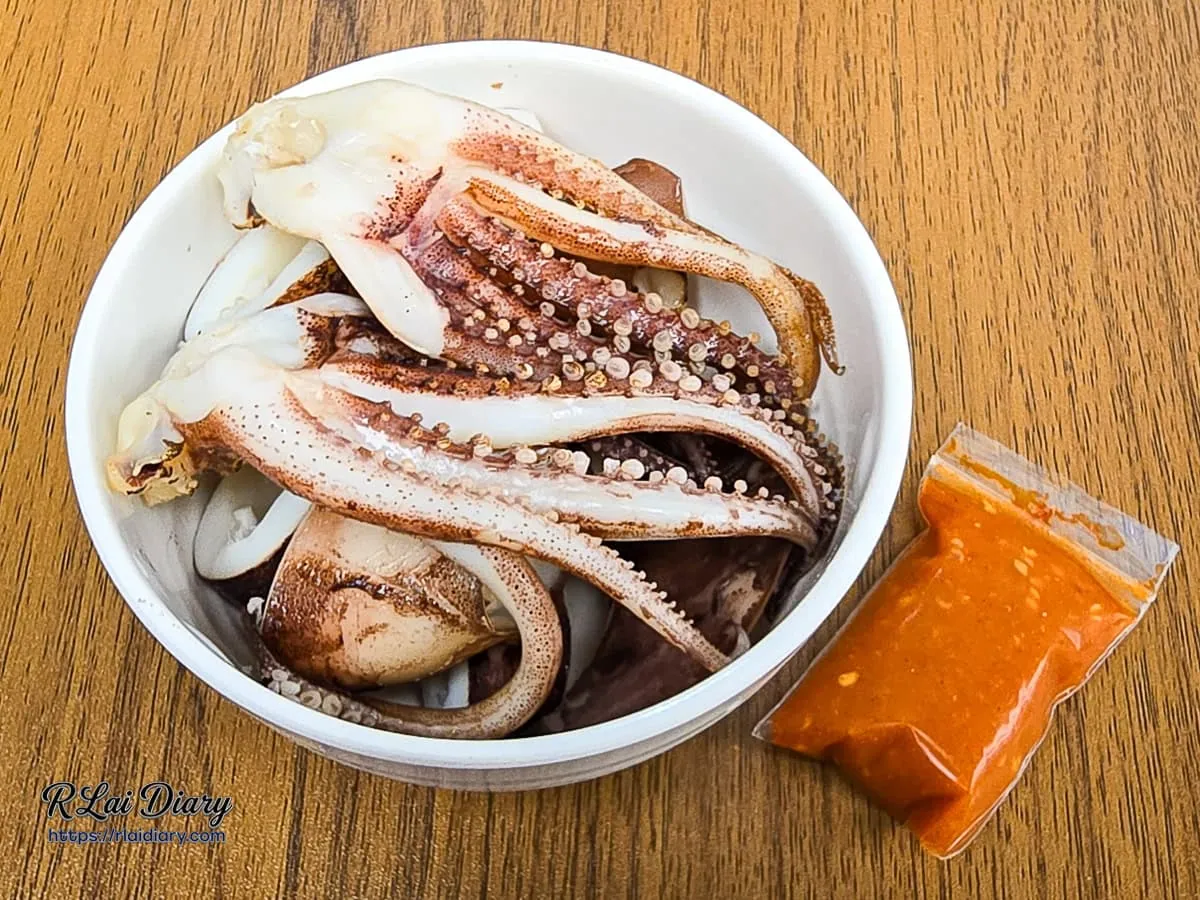 有飯食光台中勤美店超人氣單點海鮮：新鮮大份量深海魷魚與隨附特製醬包