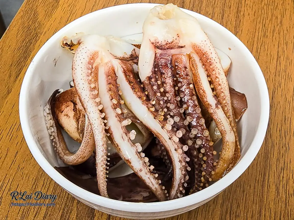 有飯食光精選海洋旬味：白瓷碗內排列整齊、肥美Q彈的純粹汆燙原味深海魷魚