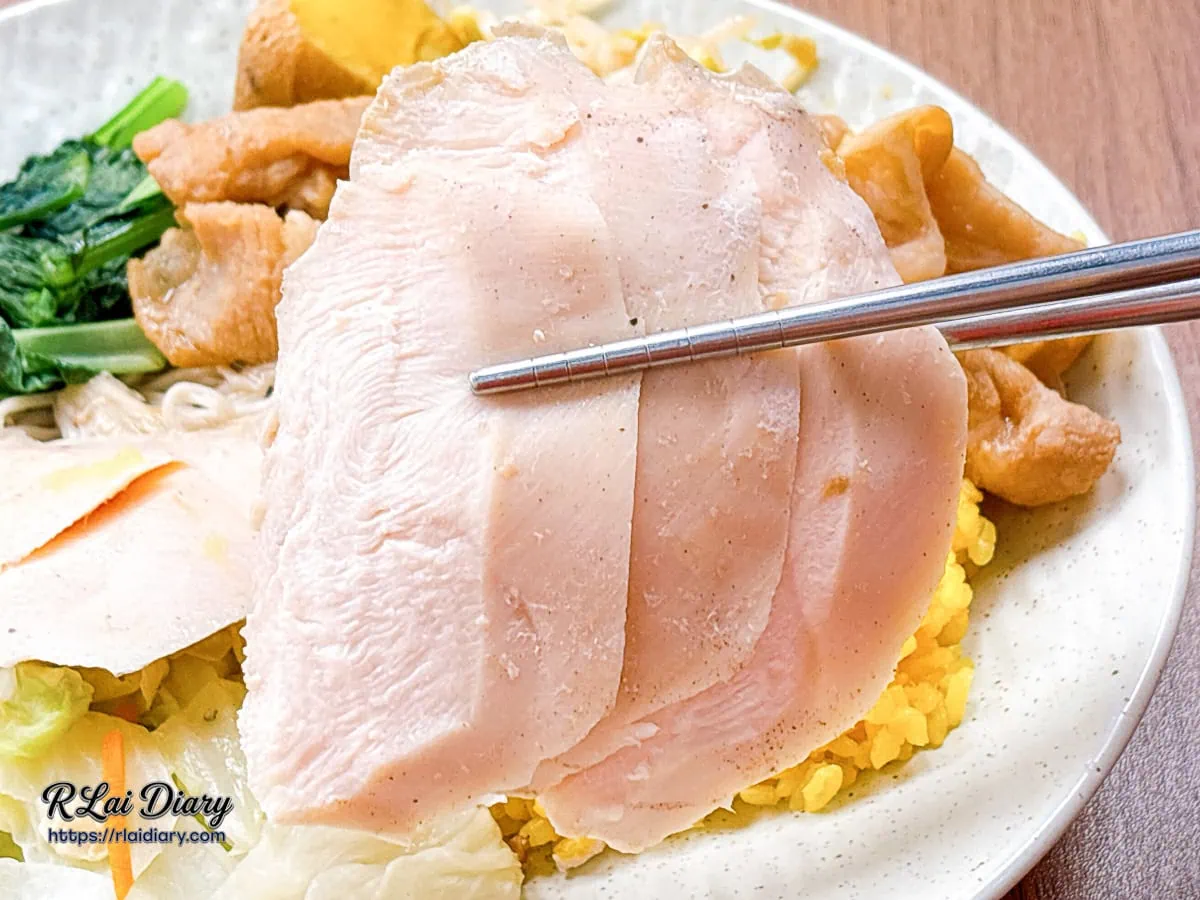 有飯食光水嫩飽滿、鎖住蛋白質水分的椒鹽雞胸肉片特寫鏡頭