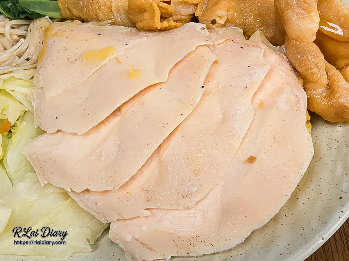 有飯食光少油低鹽精緻烹調、質地水嫩不乾柴的舒肥椒鹽雞胸肉切片特寫