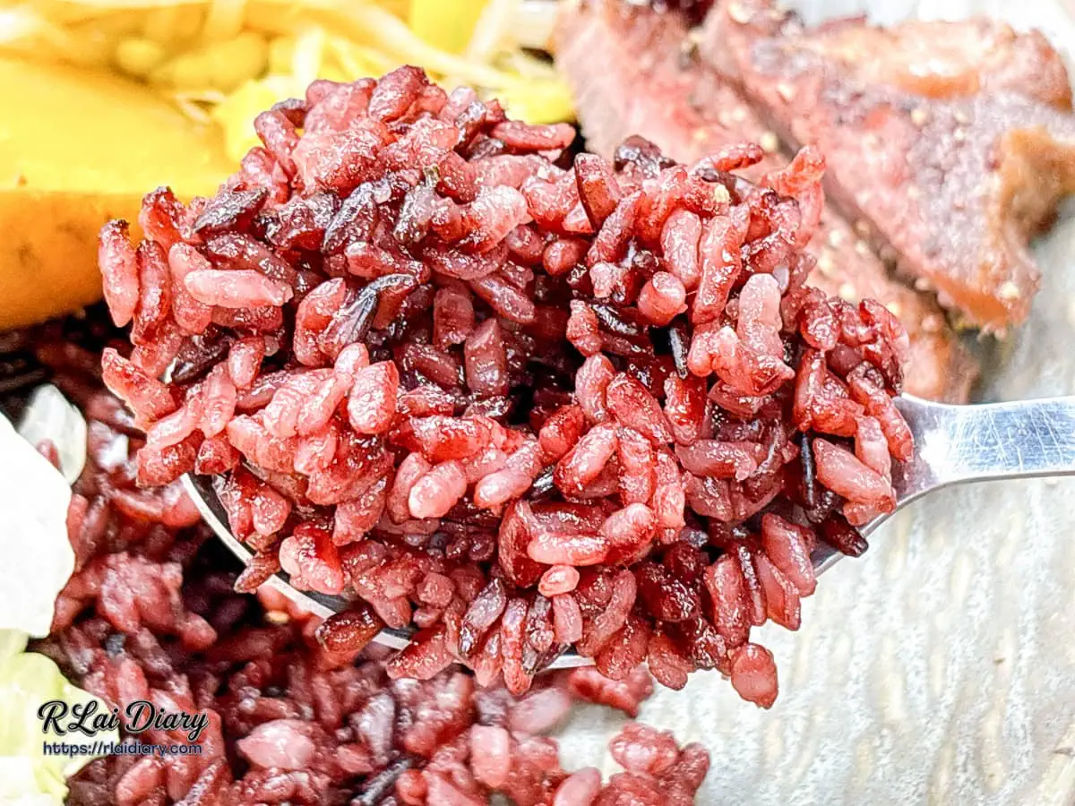 有飯食光健康便當飽滿膨潤、咬感Q彈且無負擔的營養紫米飯特寫