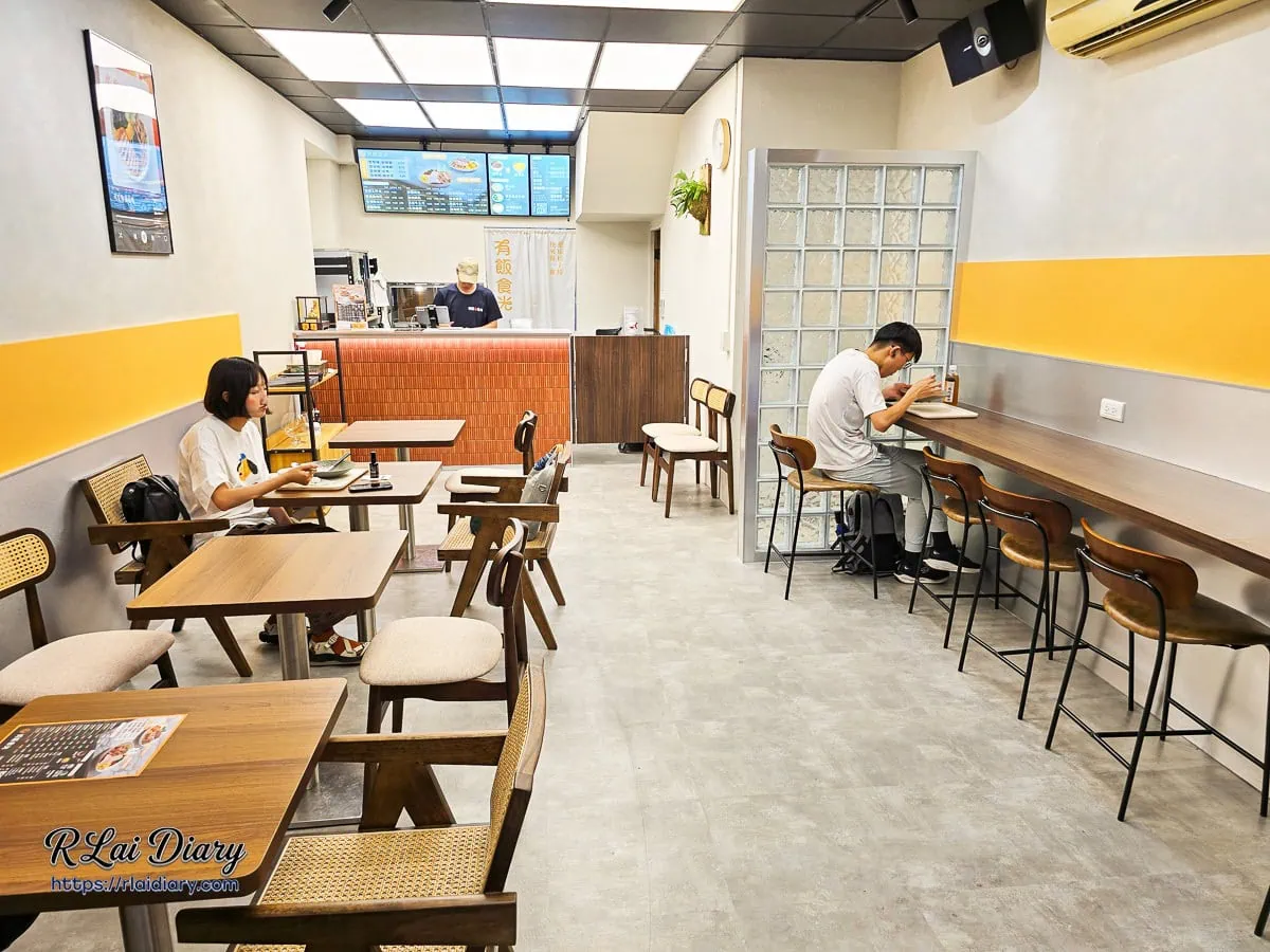 台中西區有飯食光勤美店寬敞明亮的低卡餐盒內用環境與木質藤編座椅空間設計