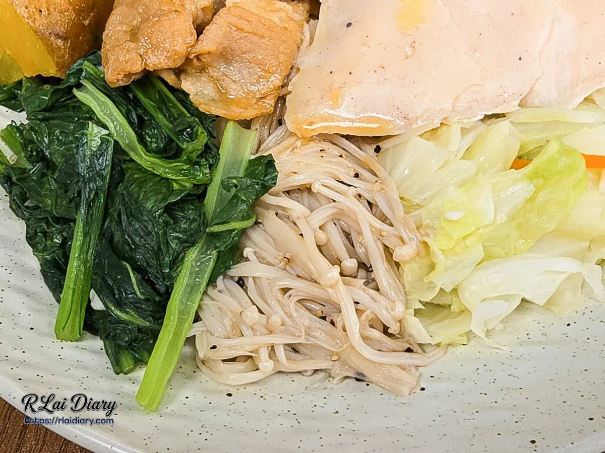 有飯食光低卡輕餐盒蔬菜配菜：清甜爽脆高麗菜、黑胡椒金針菇與時令青菜