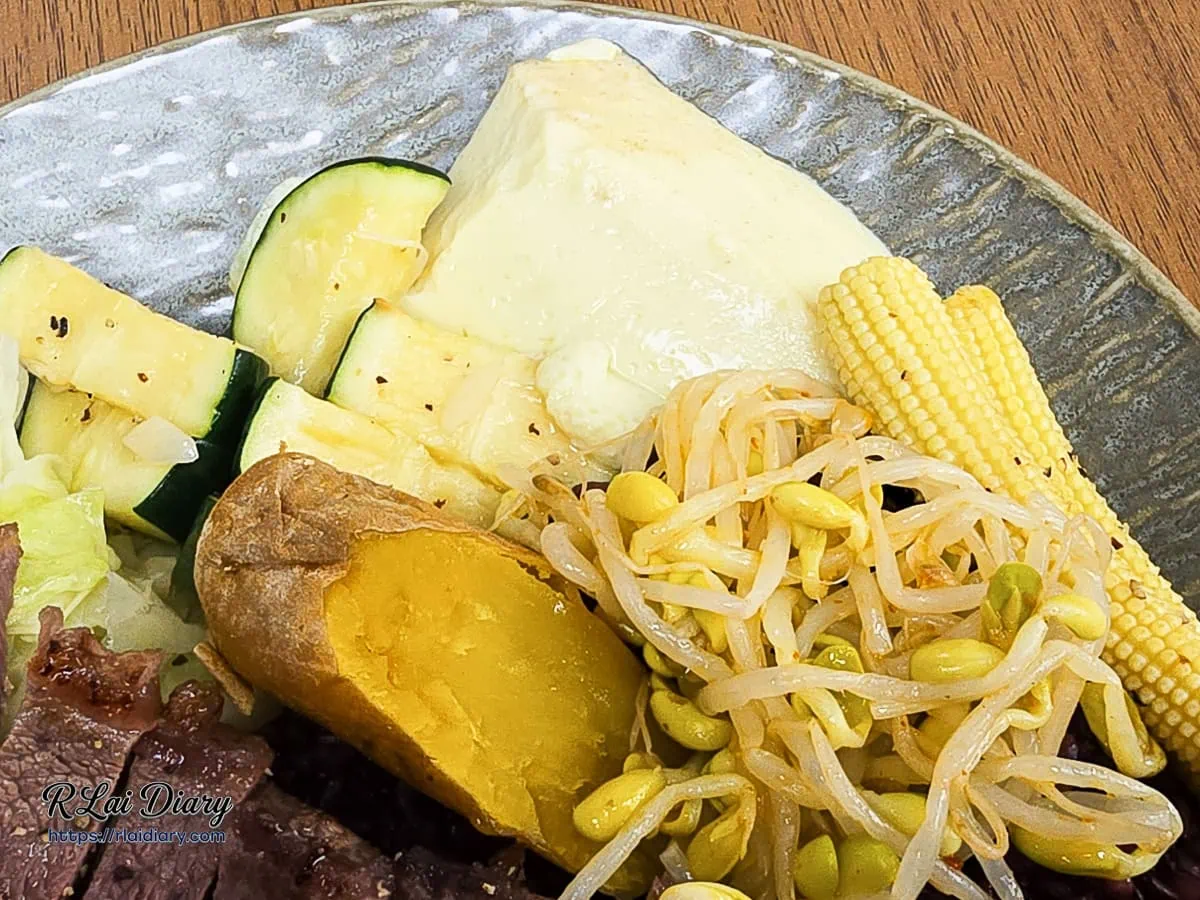 有飯食光牛排餐盒精緻配菜：微烤多汁櫛瓜、金黃玉米筍與蒸蛋