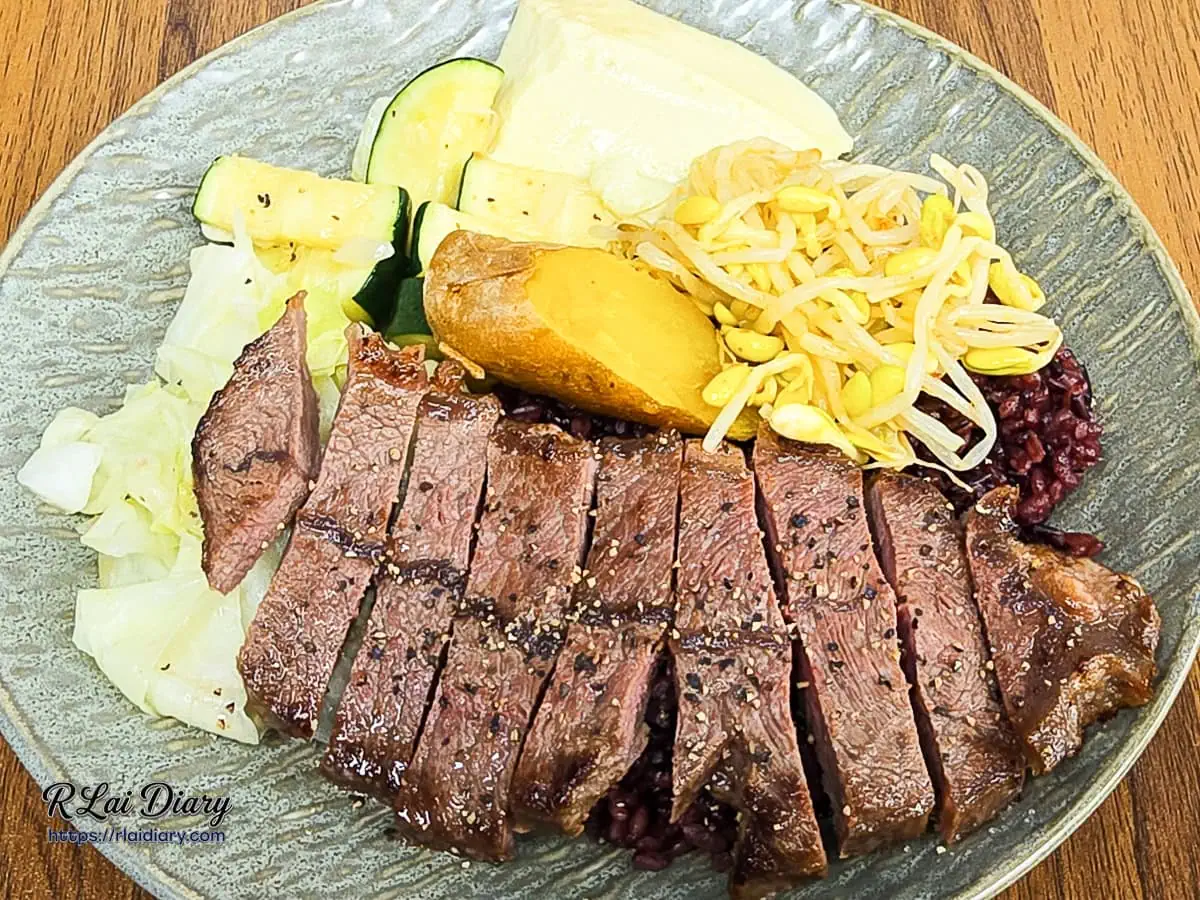 有飯食光低卡奢華嫩肩牛排餐盒搭配健康紫米飯、多汁櫛瓜與蒸蛋配菜