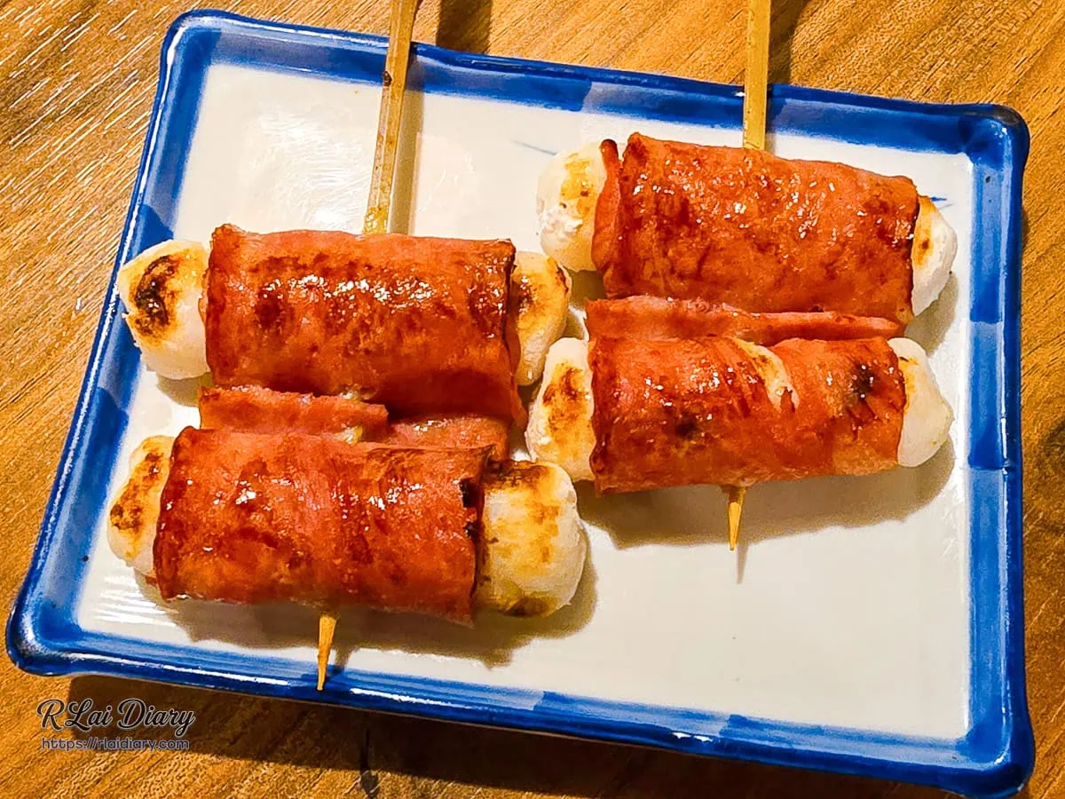 外酥內軟且鹹甜交織的培根麻糬表面泛著油亮醬色肉光與煙燻香氣