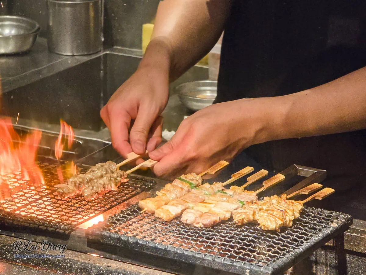 蛋串燒居酒屋職人師傅在烤網上純炭火生烤熟成串燒職人工藝特寫