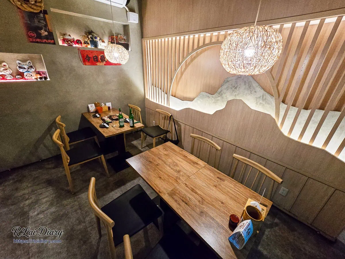 台中蛋串燒居酒屋充滿日式屋台氛圍的木質餐桌與精緻竹編燈飾