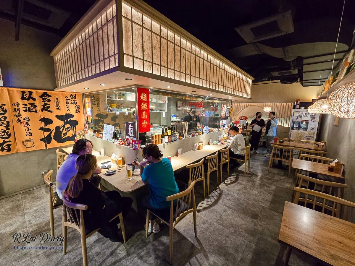 蛋串燒鹽烤居酒屋乾淨舒適的內用座位區與半開放式透明炭烤廚房