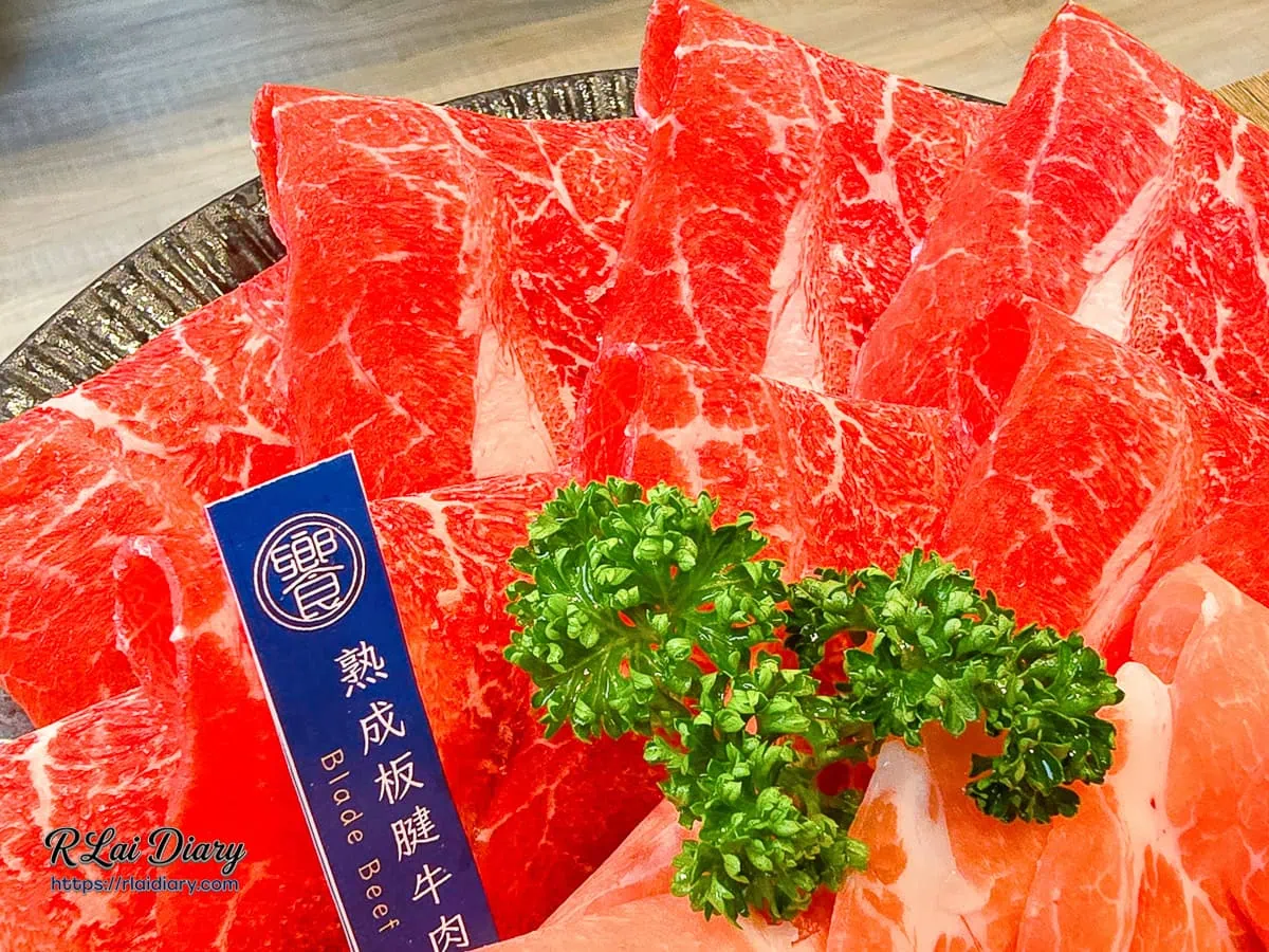 饗鍋物料理鮮紅耀眼且帶有細緻嫩筋的熟成板腱牛肉片特寫