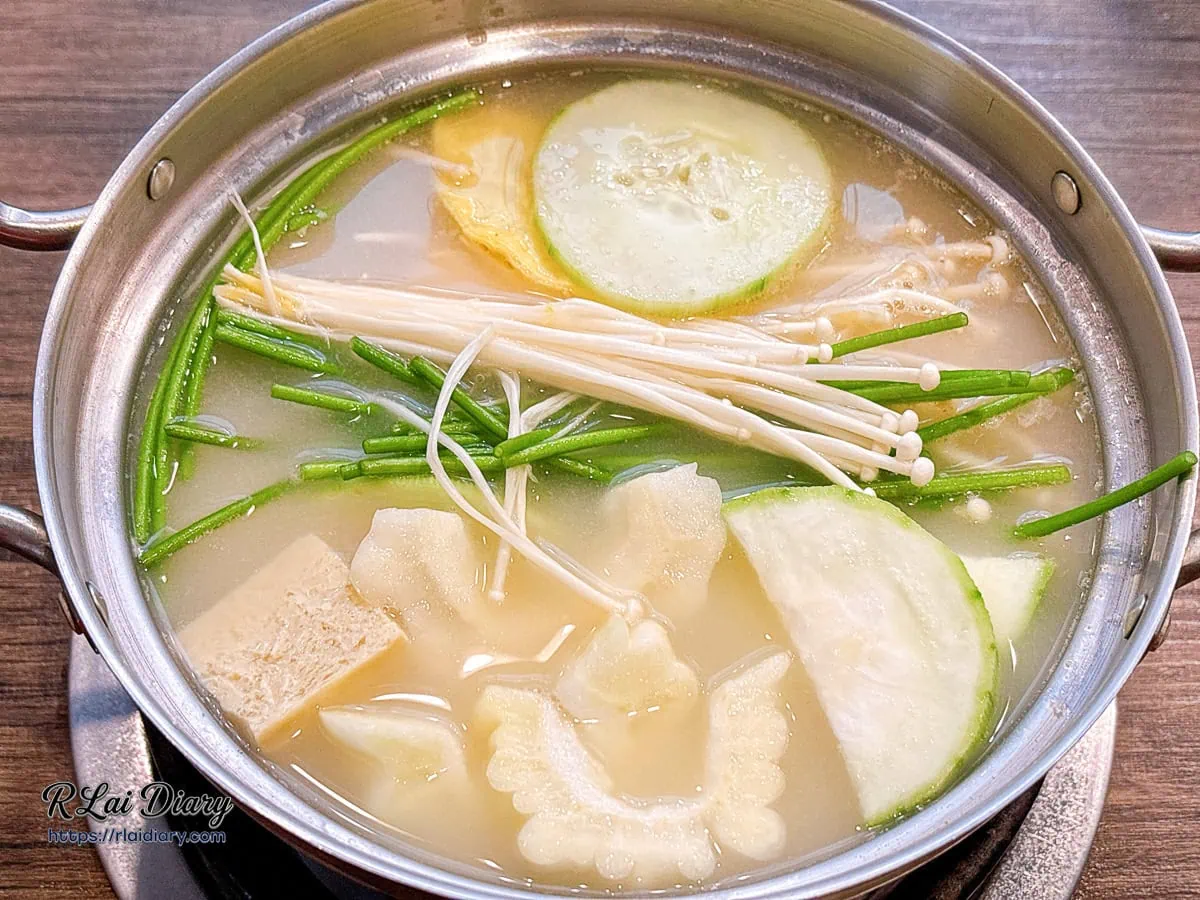 饗鍋物料理火鍋中滾沸著白苦瓜、絲瓜與金針菇等新鮮時蔬