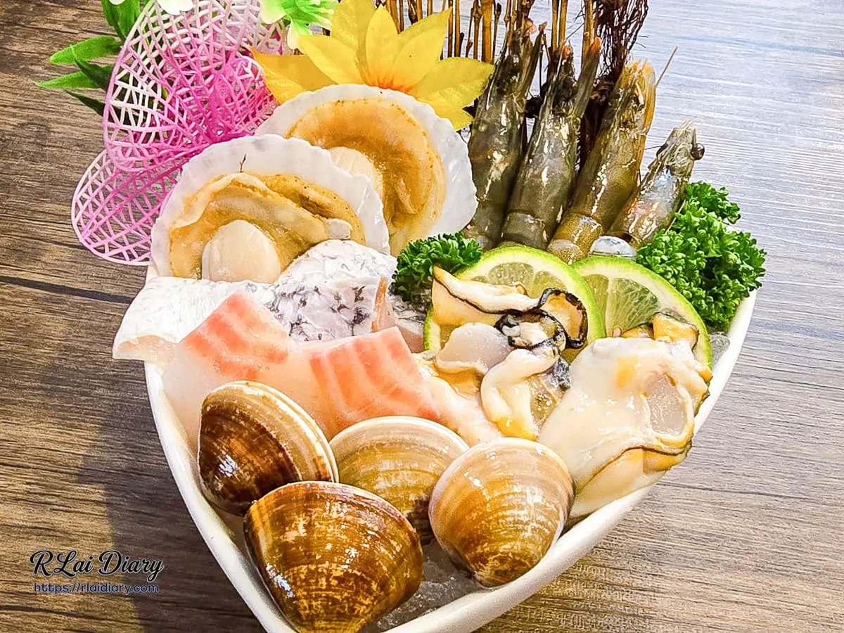 饗鍋物料理豪饗海陸套餐豐盛的小海鮮船與多樣深海餽贈全貌
