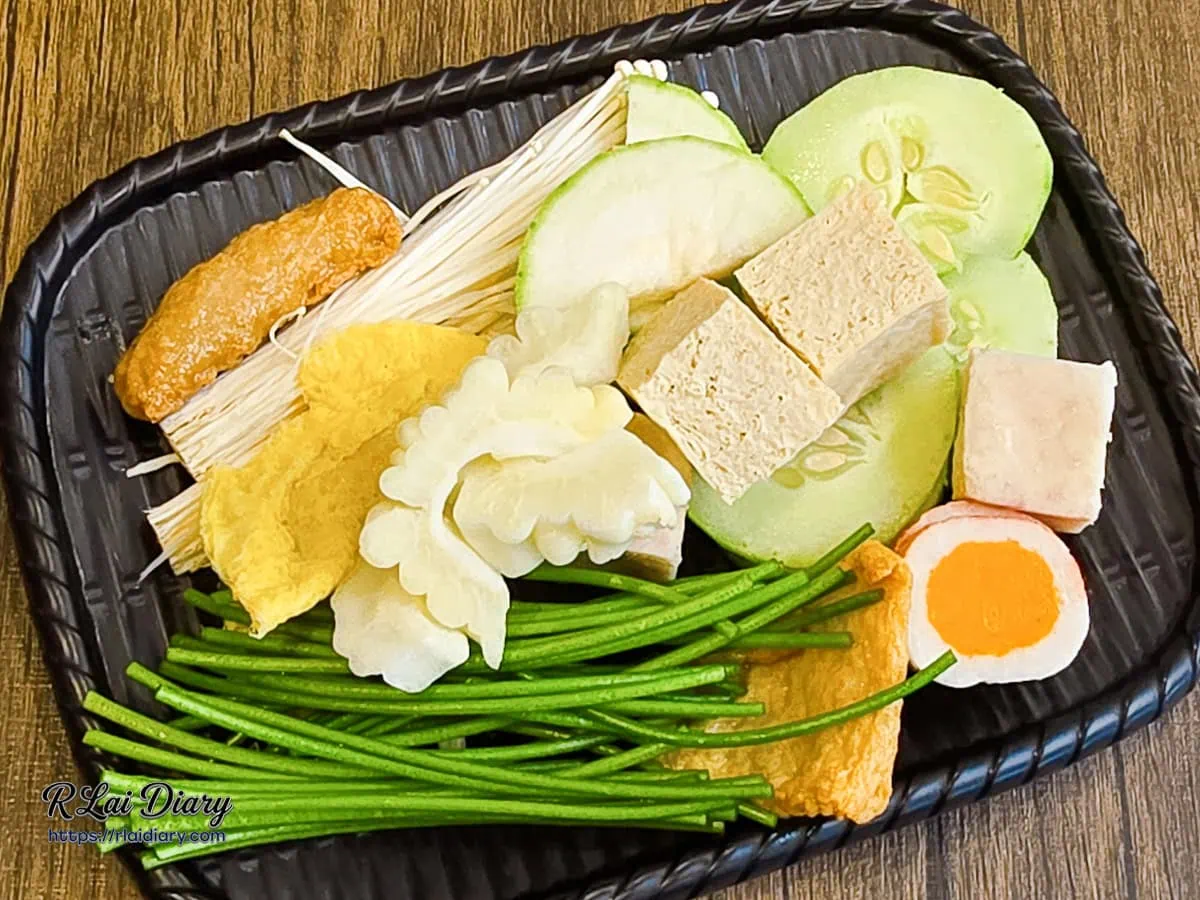饗鍋物料理自助吧夾取的翠綠水蓮、大黃瓜與凍豆腐菜盤