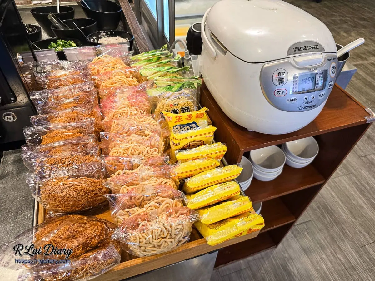 饗鍋物料理自助吧無限供應的多款手作麵條與肉燥飯電子鍋