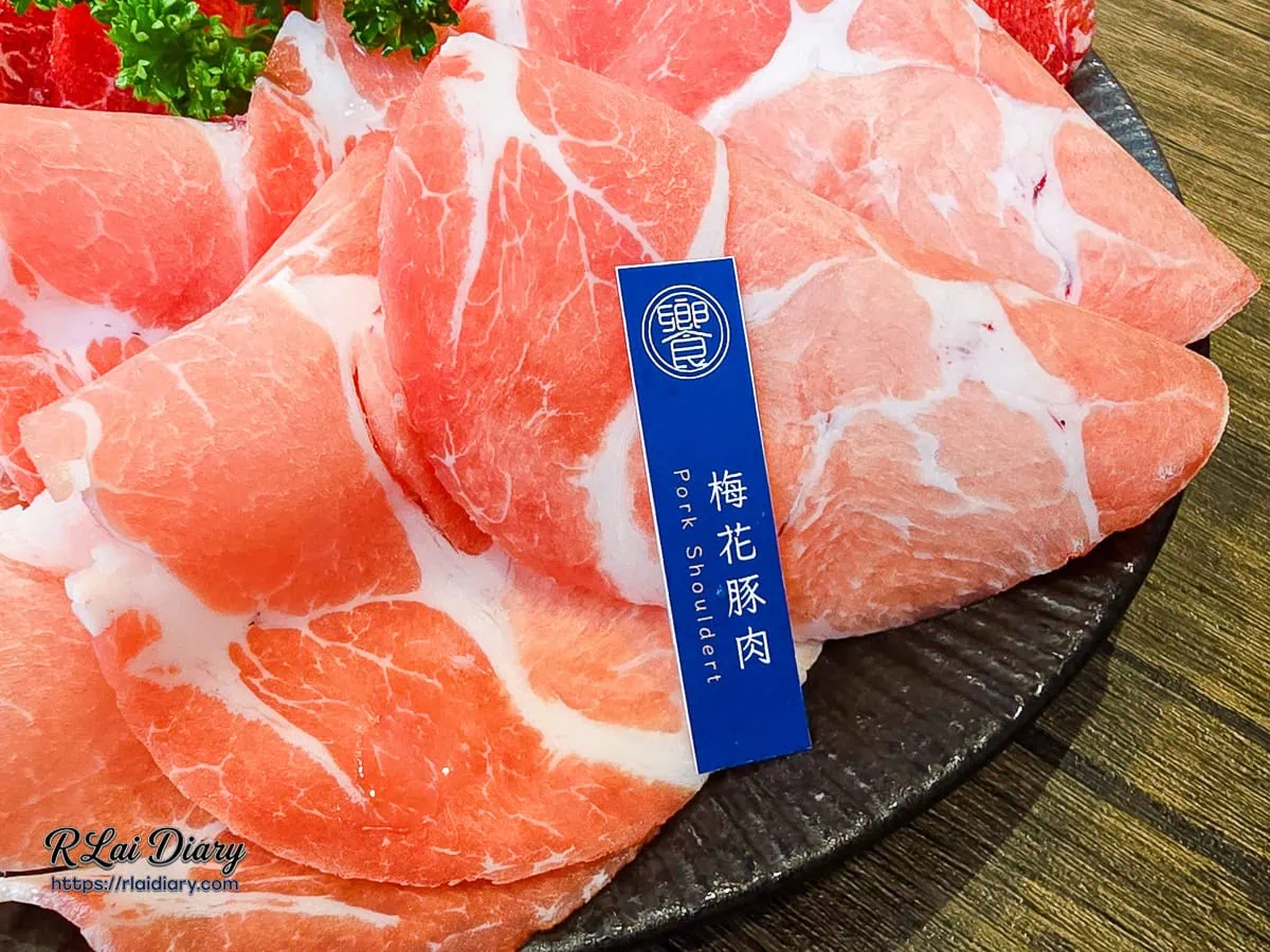 饗鍋物料理色澤粉嫩且油花分布均勻的梅花豚肉片特寫