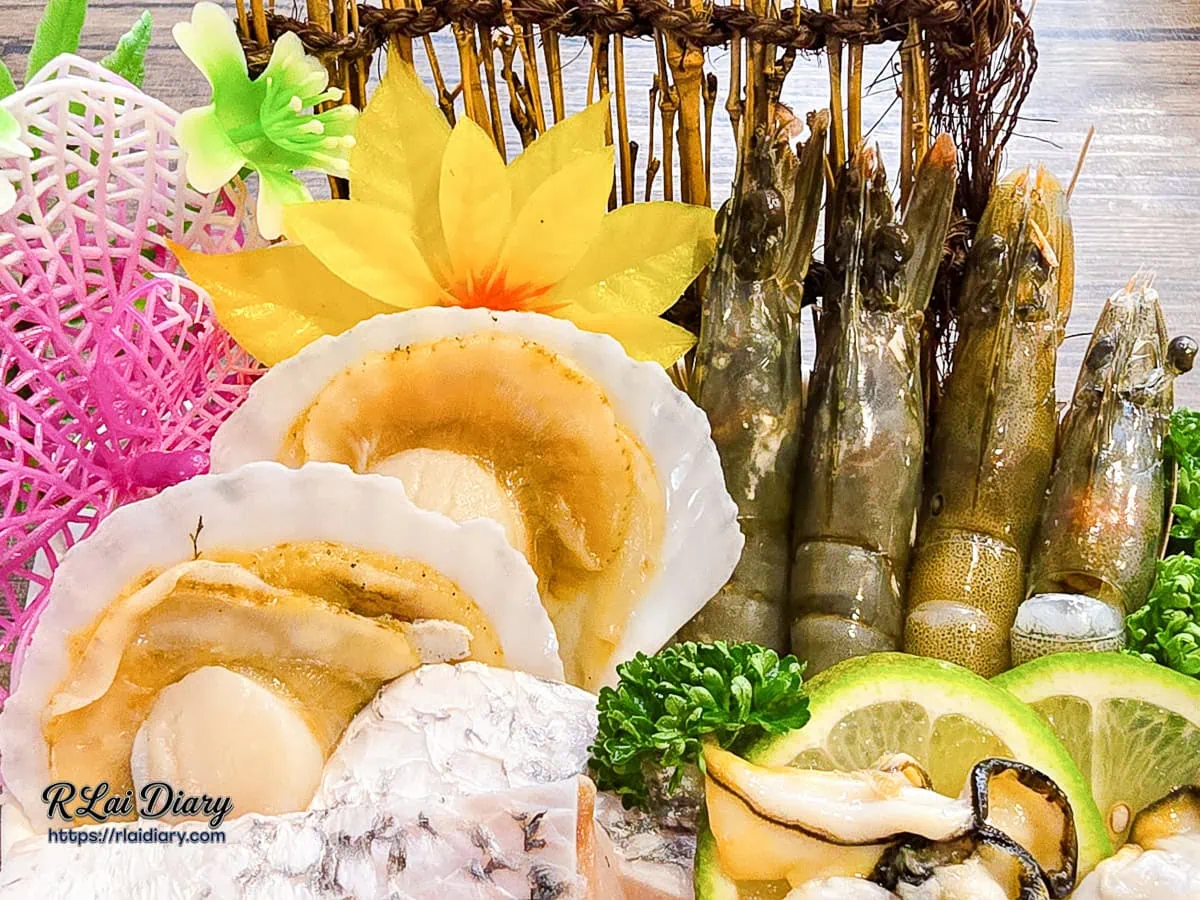 饗鍋物料理雙人豪饗套餐滿載天使紅蝦與扇貝的豐盛海鮮船特寫