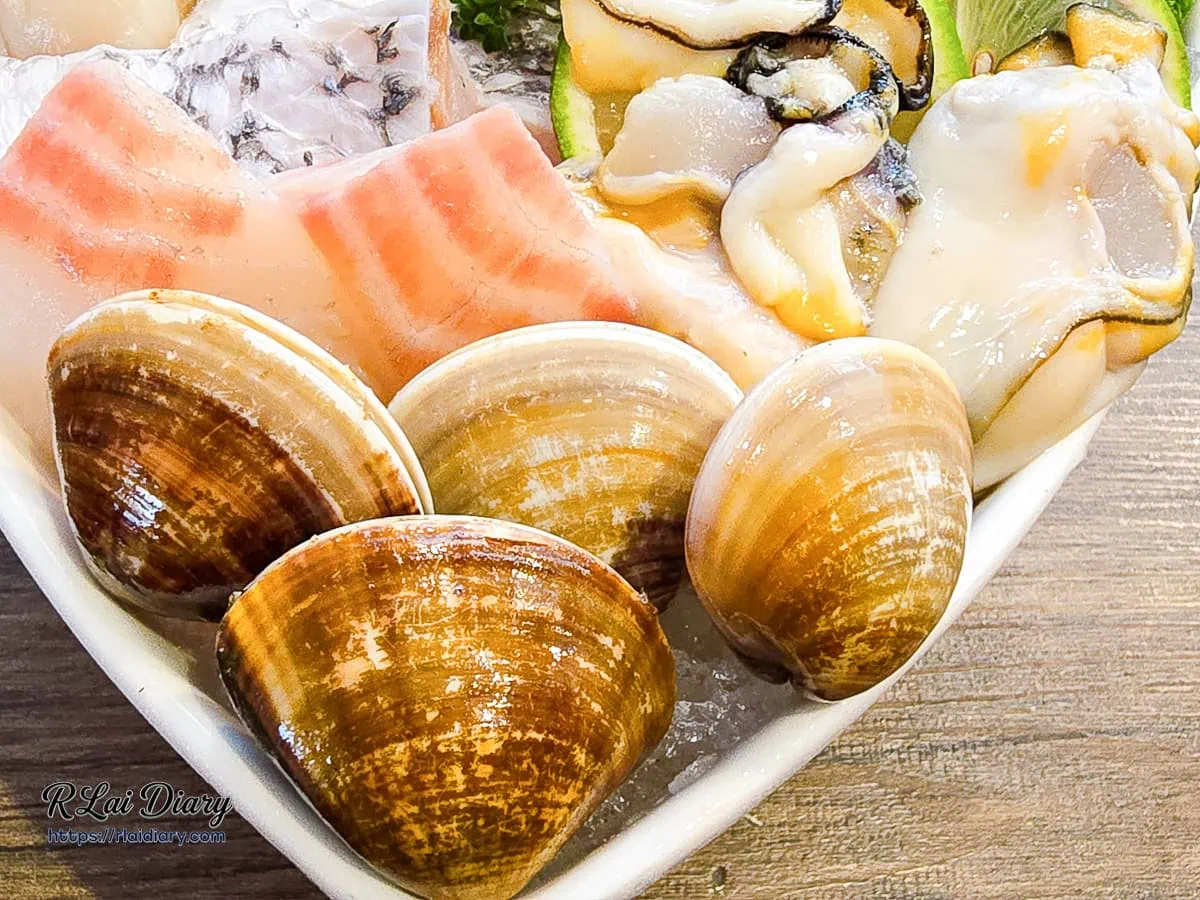 饗鍋物料理海鮮船上碩大飽滿的嚴選蛤蠣與細緻鱸魚片