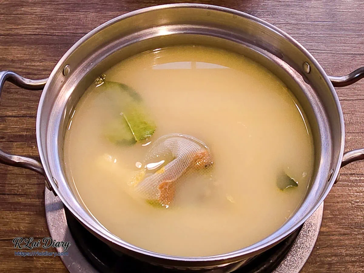 饗鍋物料理神農酸魚鍋清爽澄澈且帶有南薑檸檬葉香氣的湯底