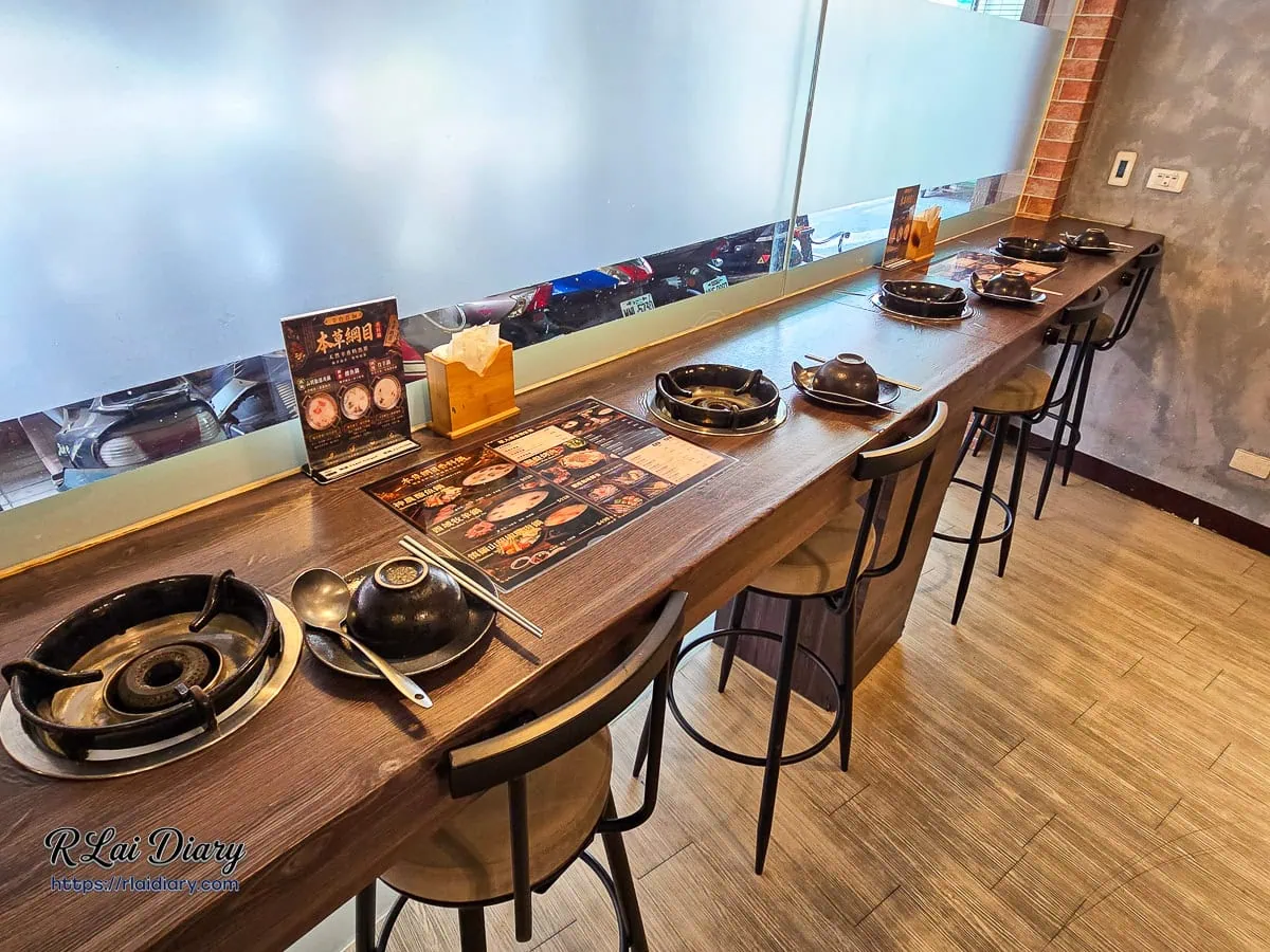 台中饗鍋物料理適合單人用餐的窗邊吧台高腳椅區