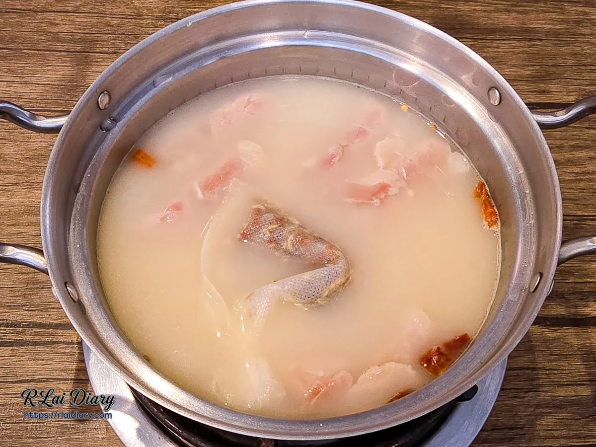 饗鍋物料理西域牧羊鍋慢火熬煉的乳白色溫潤香料湯底