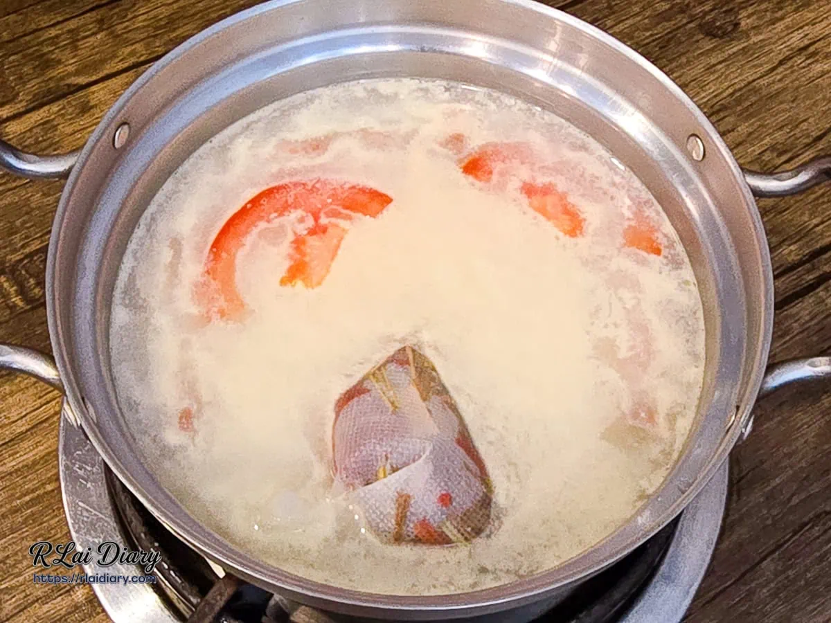 饗鍋物料理滇緬山胡椒豚肉鍋帶有馬告香氣與番茄清甜的湯頭