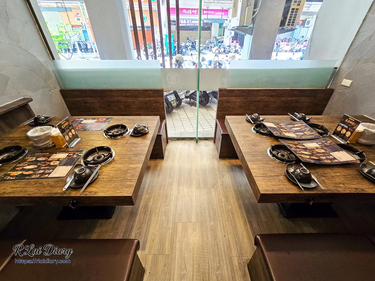台中西屯火鍋饗鍋物料理舒適木質四人隔板座位區