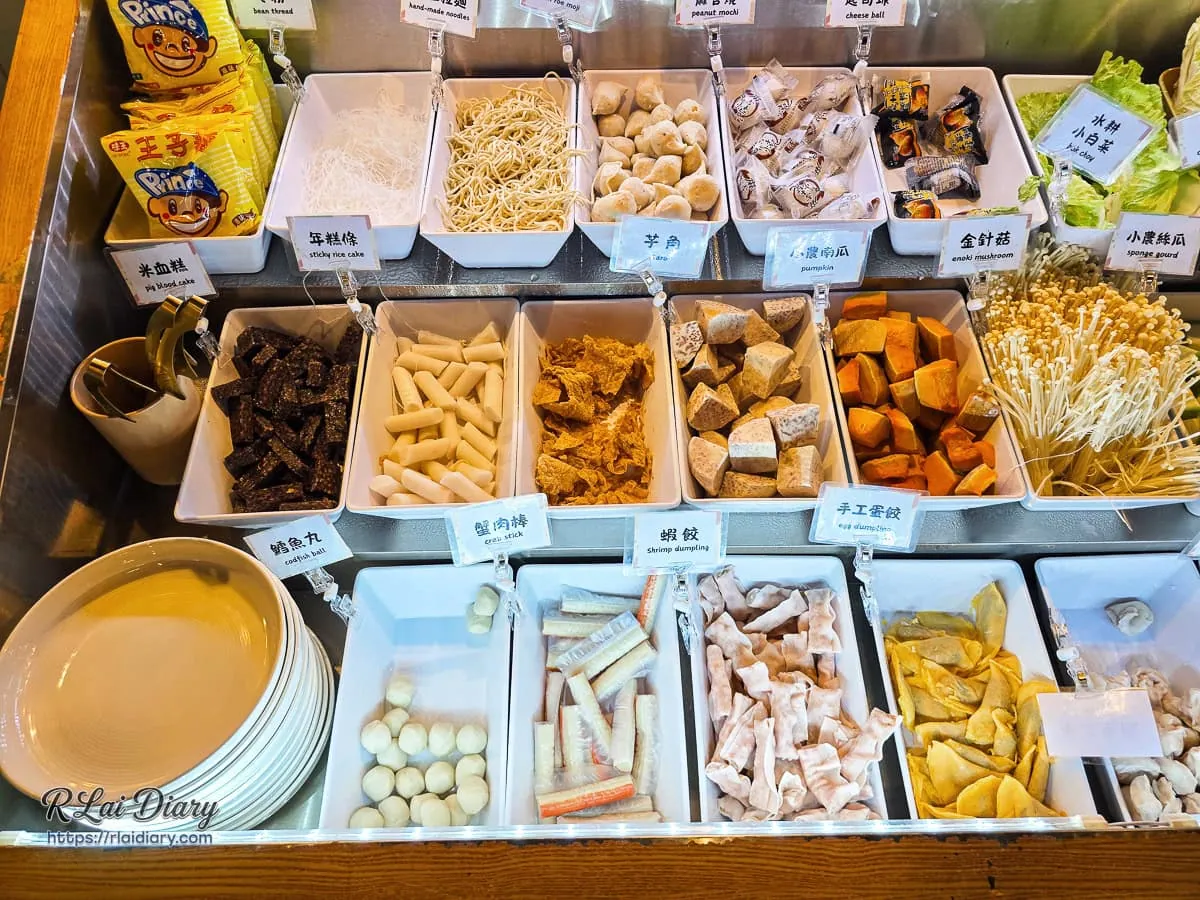 丰明殿自助吧豐富火鍋料與麵食副食區