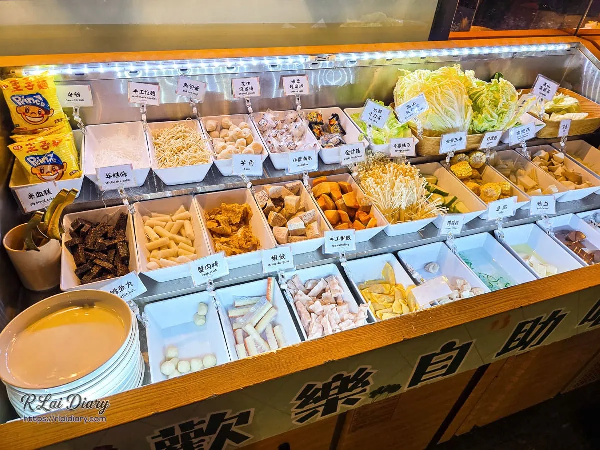 丰明殿自助吧多樣新鮮蔬菜與火鍋料冷藏櫃