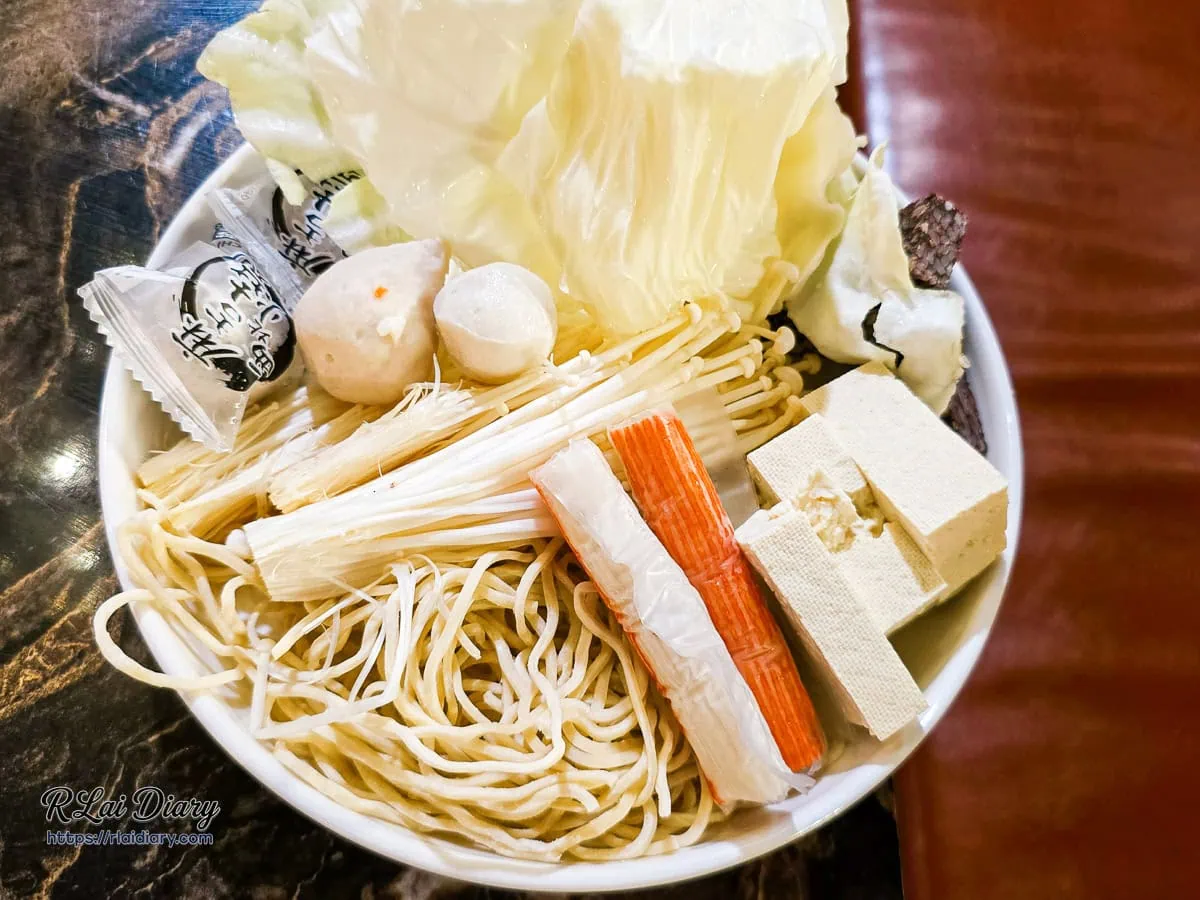 丰明殿自助吧夾取的豐富高麗菜、金針菇與手工拉麵