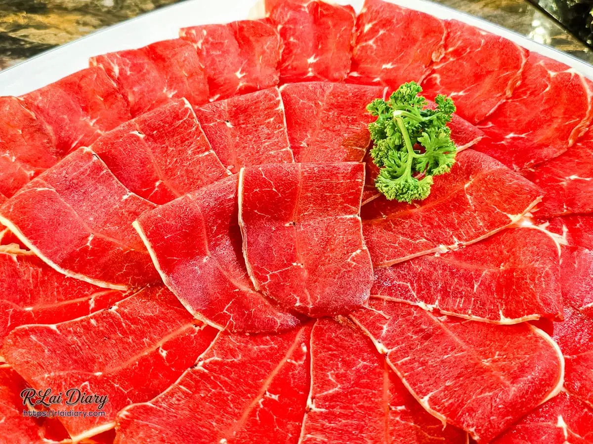 丰明殿濕式熟成板腱牛鮮紅肉質與細緻油花