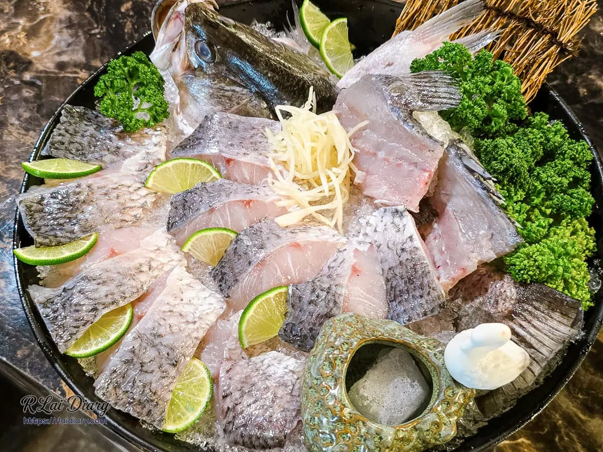 丰明殿霸氣整尾嘉義鱸魚鍋厚切魚片擺盤