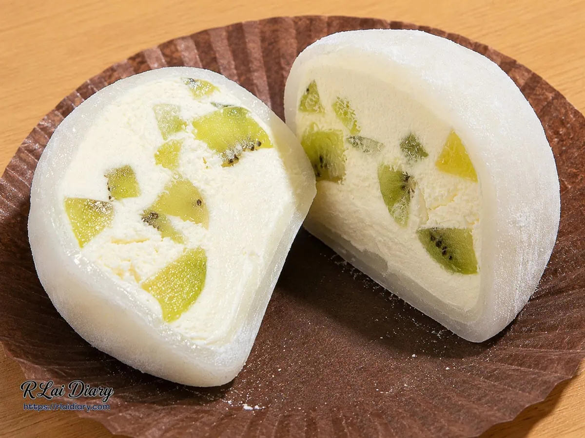 志銘DAIFUKU奇異果雪莓娘剖面，翠綠果肉帶來明亮果酸，與醇厚底蘊的十勝鮮奶油達到極致的動態平衡