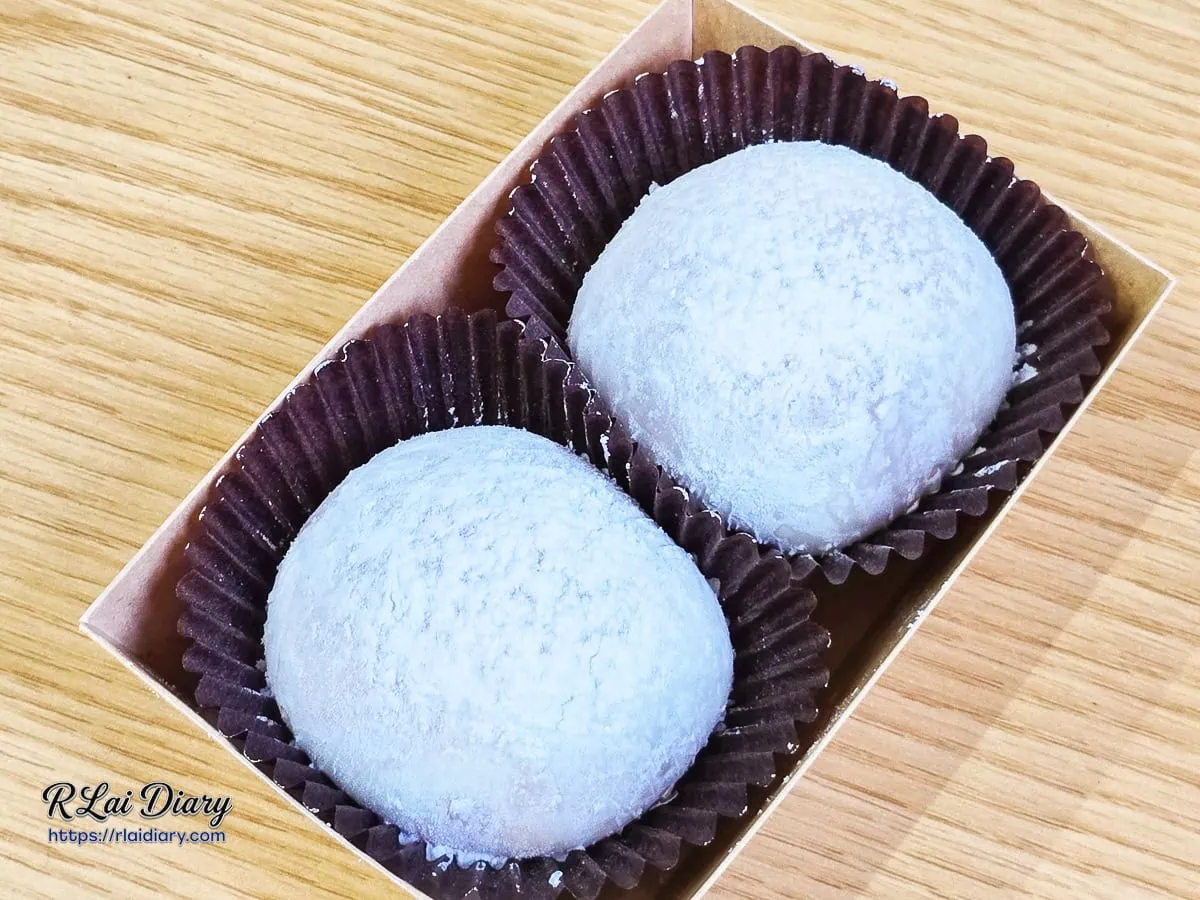 志銘DAIFUKU手工包製的雪莓娘，渾圓雪白的大福安放於紙盒中，透出滿滿的午茶療癒感與職人溫度